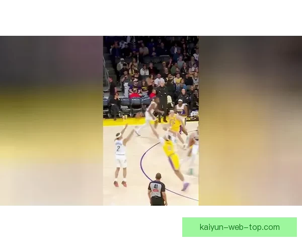 内姆布哈德球鞋被踩掉后迅速捡起举高干扰投篮遭判技术犯规